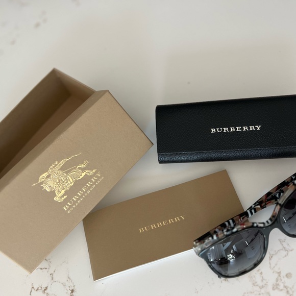 BURBERRY Signature Print Sunglasses - Picture 4 of 6